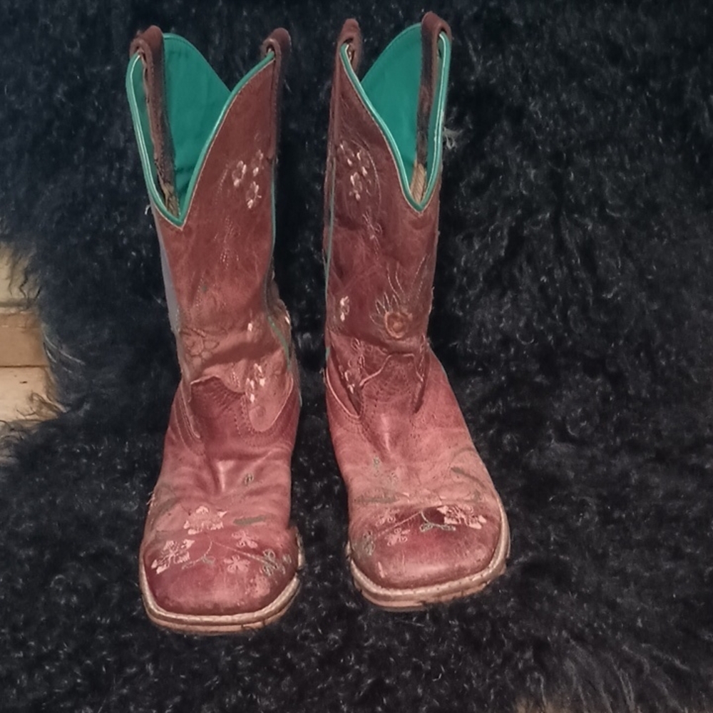 Elegant Floral Embroidered Heeled Boots